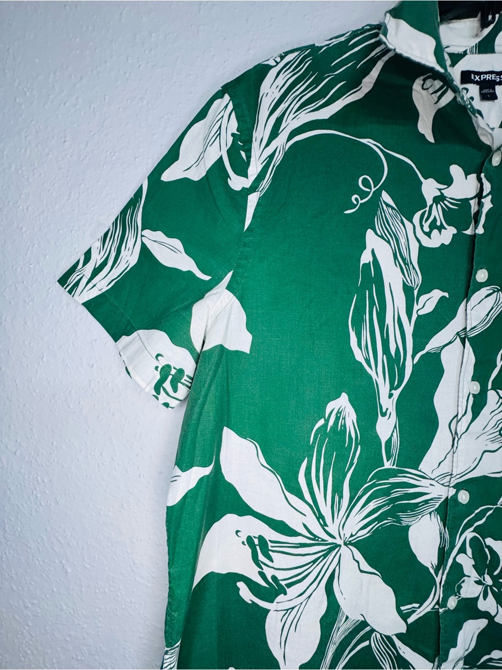 Express Green Floral Short-Sleeve Button-Down Shirt - Picture 3 of 8